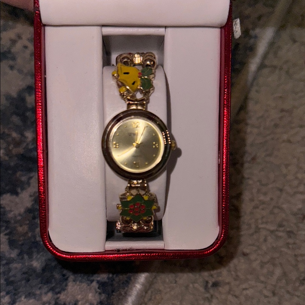 Elegant Gold Women's Watch With Floral Accents